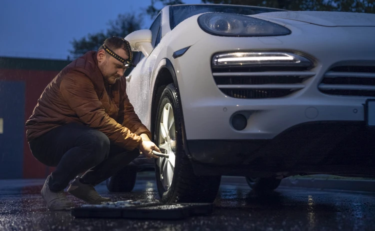 Elf_C2_car_repair_0202.jpg
